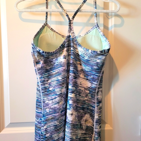 Lululemon tank, size 6 - Picture 4 of 9